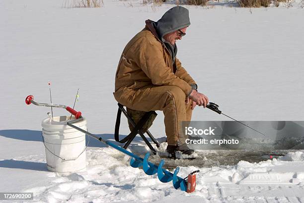 Angeln Durch Das Eis Stockfoto und mehr Bilder von Eisfischen - Eisfischen, Winter, Angel