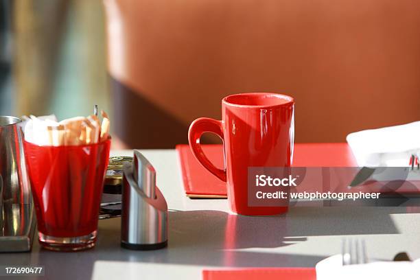 Завтрак И — стоковые фотографии и другие картинки Красный - Красный, Стол, Чашка