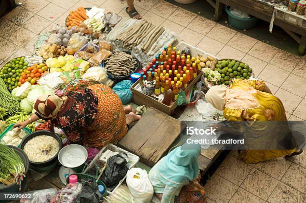 Senhoras Em Kota Baharu Mercado Da Malásia - Fotografias de stock e mais imagens de Adereço para a Cabeça - Adereço para a Cabeça, Adulto, Alface