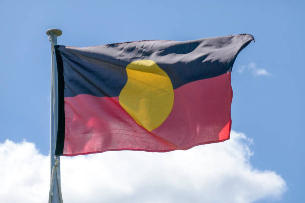 bandera aborigen de la casa del parlamento - city urban scene canberra parliament house australia fotografías e imágenes de stock