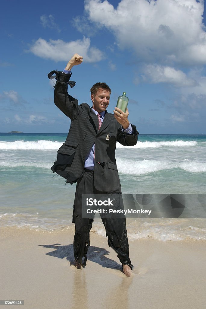 Castaway Homme d'affaires célèbre Message dans une bouteille - Photo de Adulte libre de droits