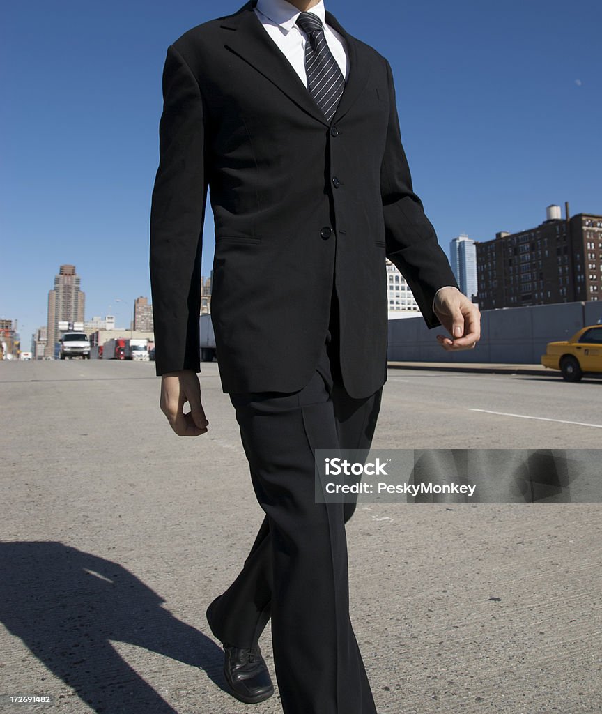 Бизнесмен, прогулки в город Улица Широкий - Стоковые фото Абстрактный роялти-фри