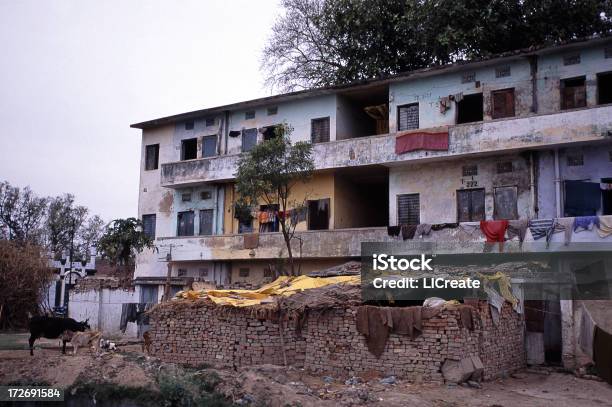 Alloggiamento Di Varanasi India - Fotografie stock e altre immagini di Adobe - Adobe, Animale, Antico - Vecchio stile