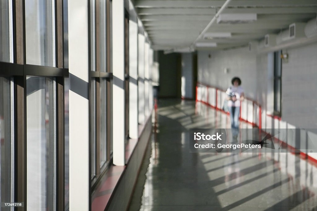 Étudiants marchant le long couloir - Photo de Adolescent libre de droits