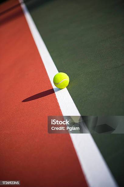 Piłki Tenisowe Na Sąd Gliny - zdjęcia stockowe i więcej obrazów Tenis - Tenis, Bez ludzi, Fotografika