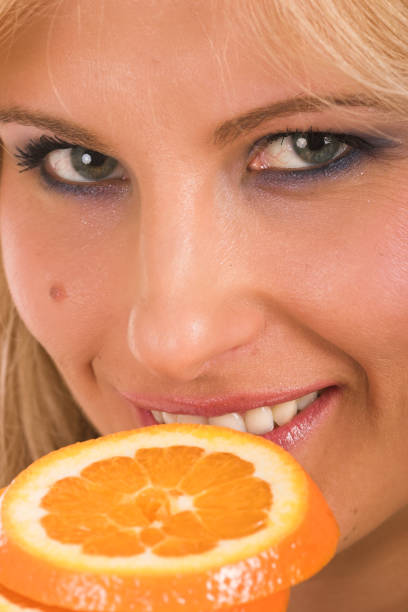 Jovem mulher feliz bebidas suco de laranja natural - foto de acervo