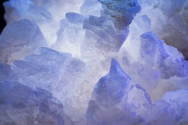 rocas y minerales, cuprífera, luz fluorescente - aragonita fotografías e imágenes de stock