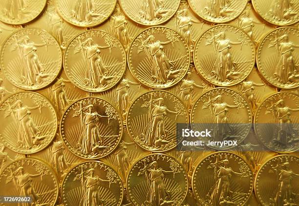 Fondo De Monedas De Oro Foto de stock y más banco de imágenes de Moneda - Moneda, Dorado - Color, Oro - Metal