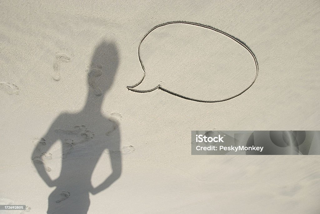 Shadow Mann steht auf Sand mit Sprechblase - Lizenzfrei Menschen Stock-Foto