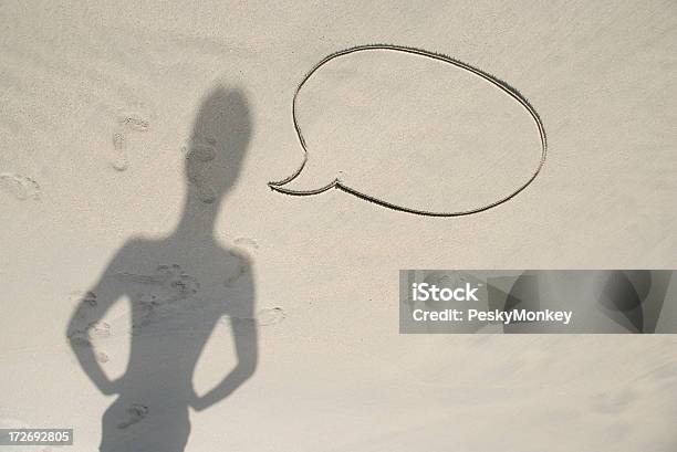 Shadow Mann Steht Auf Sand Mit Sprechblase Stockfoto und mehr Bilder von Menschen - Menschen, Sprechblase, Strand