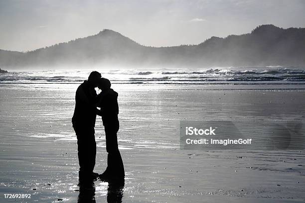 Beijo De Praia - Fotografias de stock e mais imagens de Abraçar - Abraçar, Amor, Aniversário especial