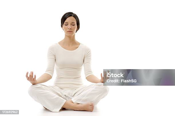 Mulher Meditar Vestindo Branco - Fotografias de stock e mais imagens de Fundo Branco - Fundo Branco, Ioga, Meditar