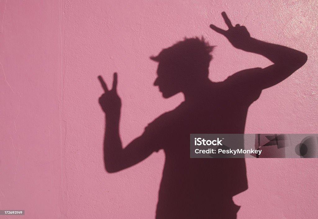 Peace Out тень парень человек, расслабляющий против стены розовый - Стоковые фото Тень роялти-фри