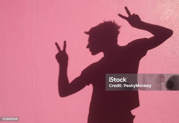 Peace Out Тень Парень Человек Расслабляющий Против Стены Розовый — стоковые фотографии и другие картинки Тень