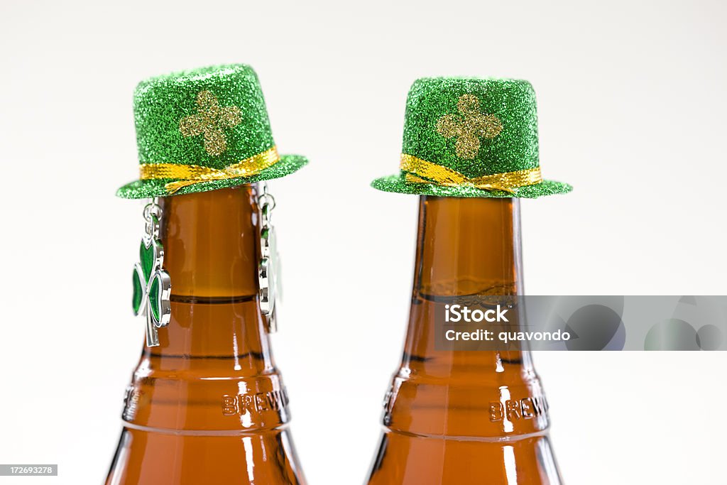Bottiglie di birra in St Patricks data, sfondo bianco, spazio di copia - Foto stock royalty-free di Alchol