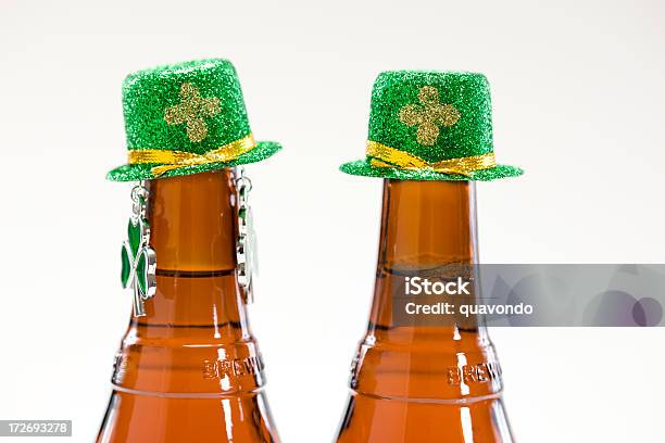 Bottiglie Di Birra In St Patricks Data Sfondo Bianco Spazio Di Copia - Fotografie stock e altre immagini di Alchol