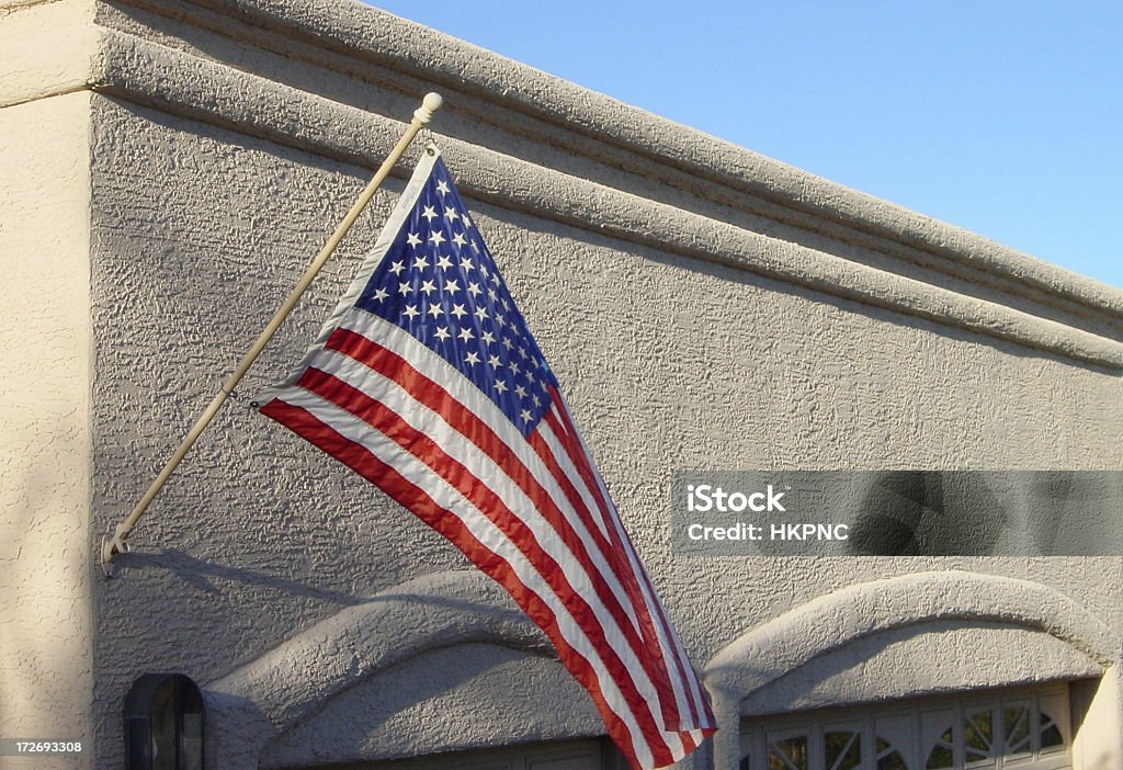Bandera estadounidense en el sudoeste de Adobe House - Foto de stock de Adobe libre de derechos