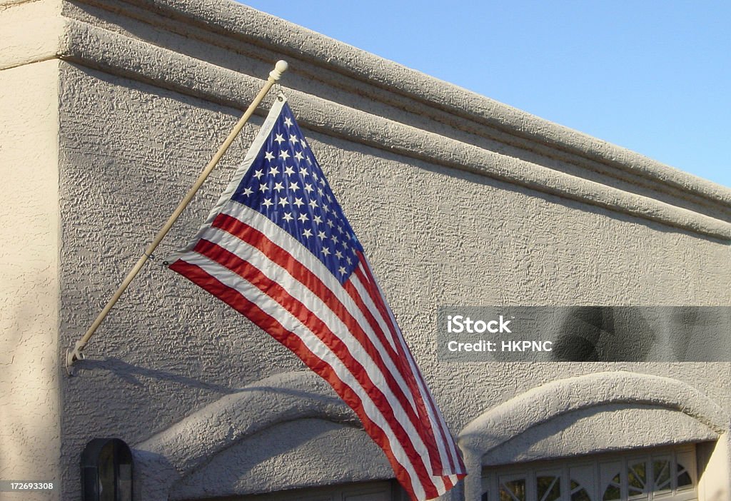 Drapeau américain sur Southwest Adobe House - Photo de Adobe libre de droits