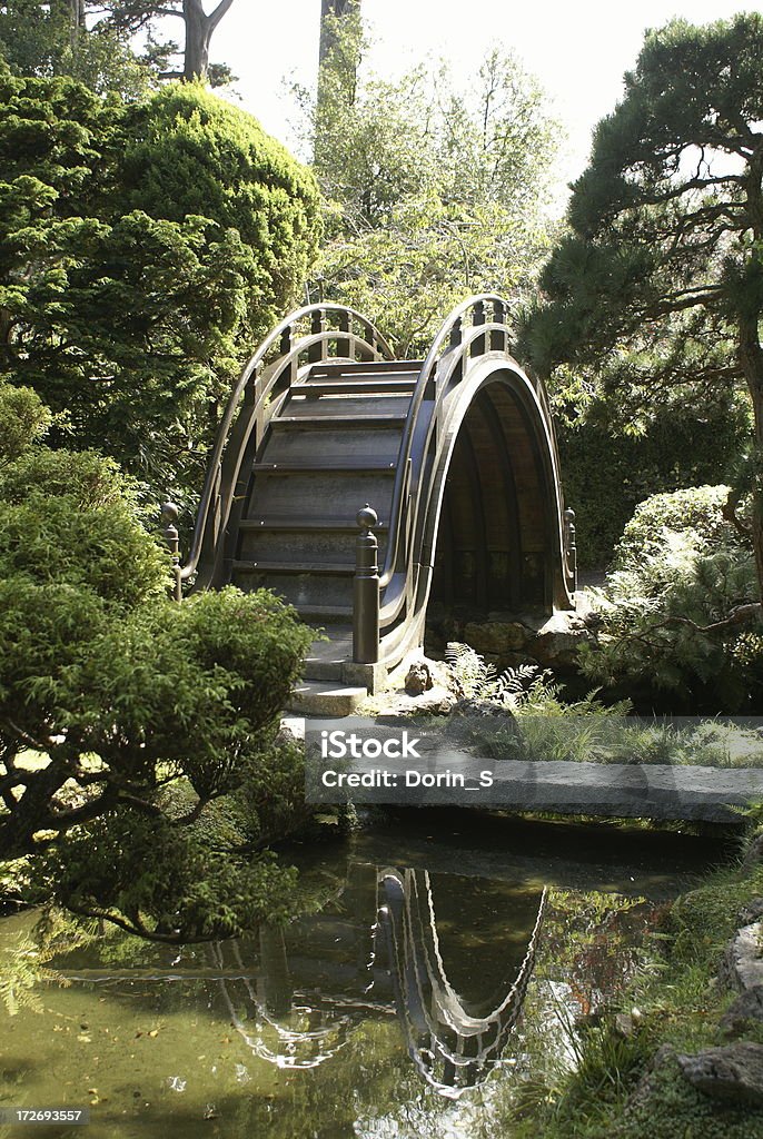 Giardino del tè giapponese Bridge - Foto stock royalty-free di Giardino del tè giapponese