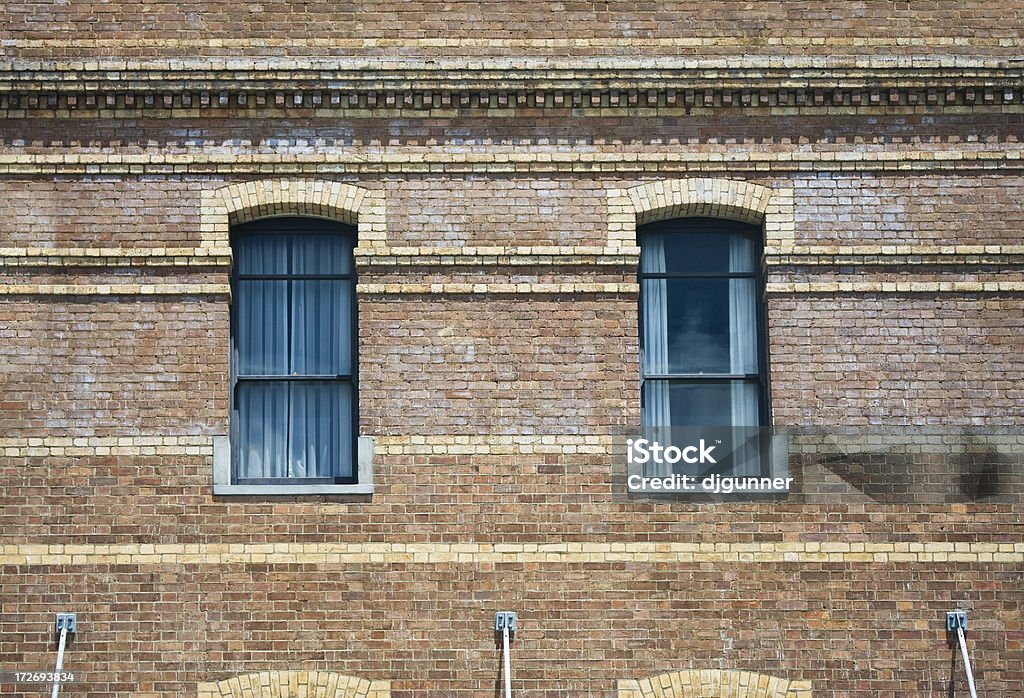 Edificio in mattoni windows - Foto stock royalty-free di Ambientazione esterna