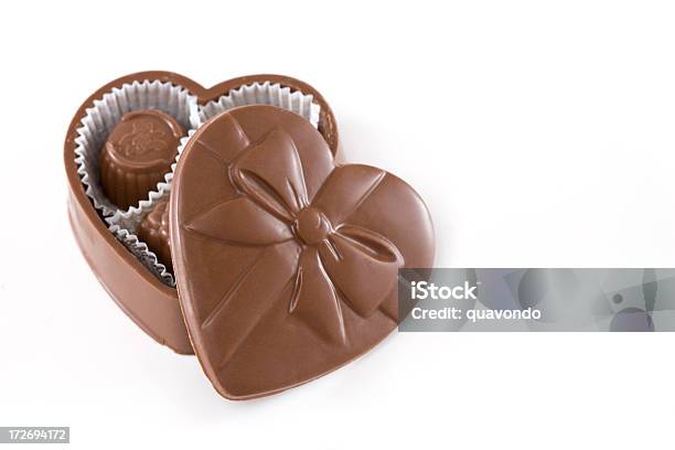 Chocolate En Forma De Corazón De San Valentín De Trufas Sobre Blanco Espacio De Copia Foto de stock y más banco de imágenes de Alimento