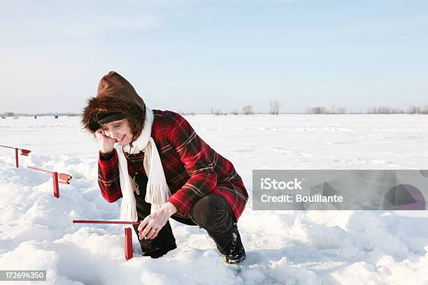 Zima Hobby - zdjęcia stockowe i więcej obrazów Wędkarstwo podlodowe - Wędkarstwo podlodowe, Kobiety, Tylko jedna kobieta