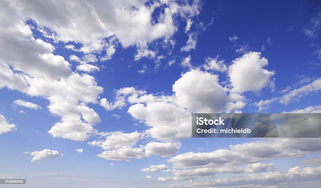 Niebo z chmurami - Zbiór zdjęć royalty-free (Bez ludzi)