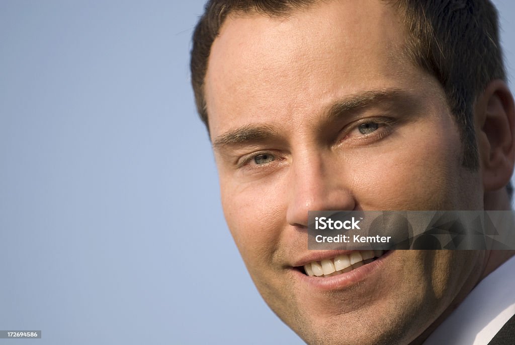 Uomo d'affari sorridenti primo piano - Foto stock royalty-free di Abbigliamento elegante