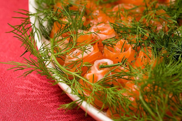 Rollos de salmón en primer plano - foto de stock