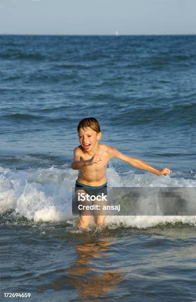 Brincando No Mar - Fotografias de stock e mais imagens de 6-7 Anos - 6-7 Anos, Alegria, Atividade