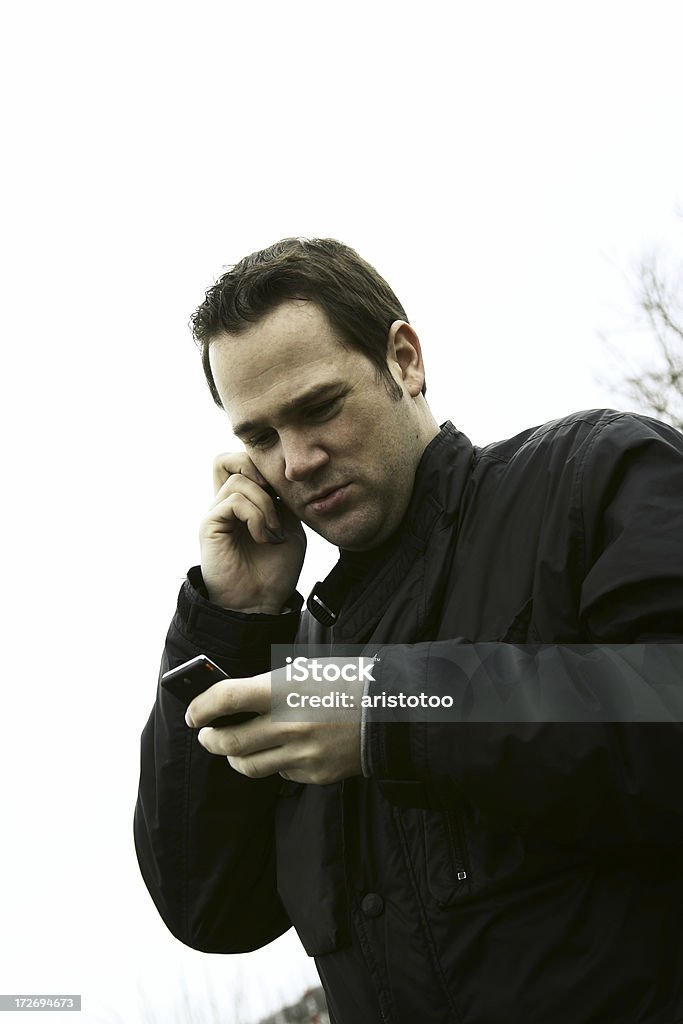 Uomo sul telefono - Foto stock royalty-free di Due oggetti
