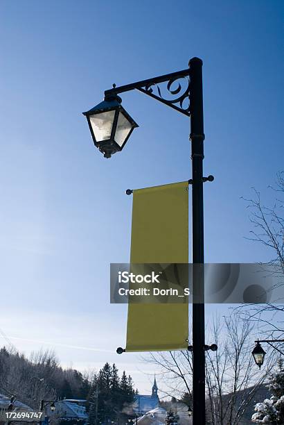 Streetlight Banner - Fotografie stock e altre immagini di Striscione - Segnale - Striscione - Segnale, Asta - Oggetto creato dall'uomo, Luce stradale