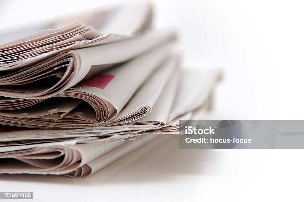 Jornal - Fotografias de stock e mais imagens de Aprender - Aprender, Artigo Escrito, Branco