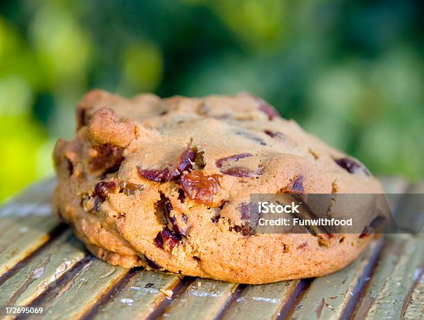 Foto de Cookie Quente Com Pedaços De Chocolate Feito Fundo Saudável Nozes E Frutas Secas e mais fotos de stock de Cereja