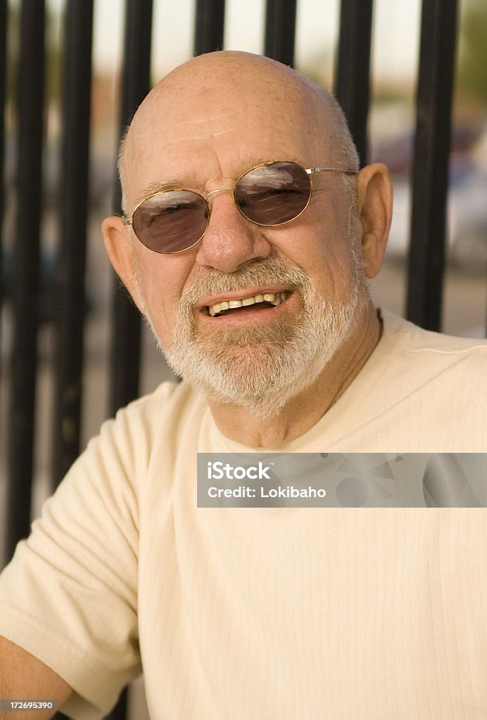 Senior con occhiali da sole - Foto stock royalty-free di 70-79 anni