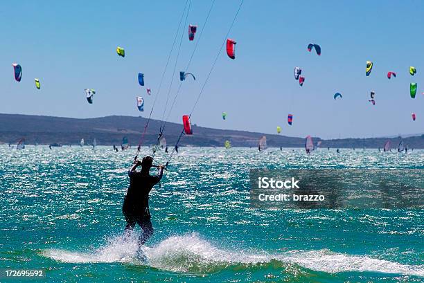 Kitesurfer - zdjęcia stockowe i więcej obrazów Kiteboarding - Kiteboarding, Deska kitesurfingowa, Żeglarstwo