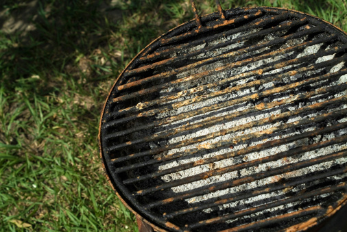 A dirty grill with ashes.