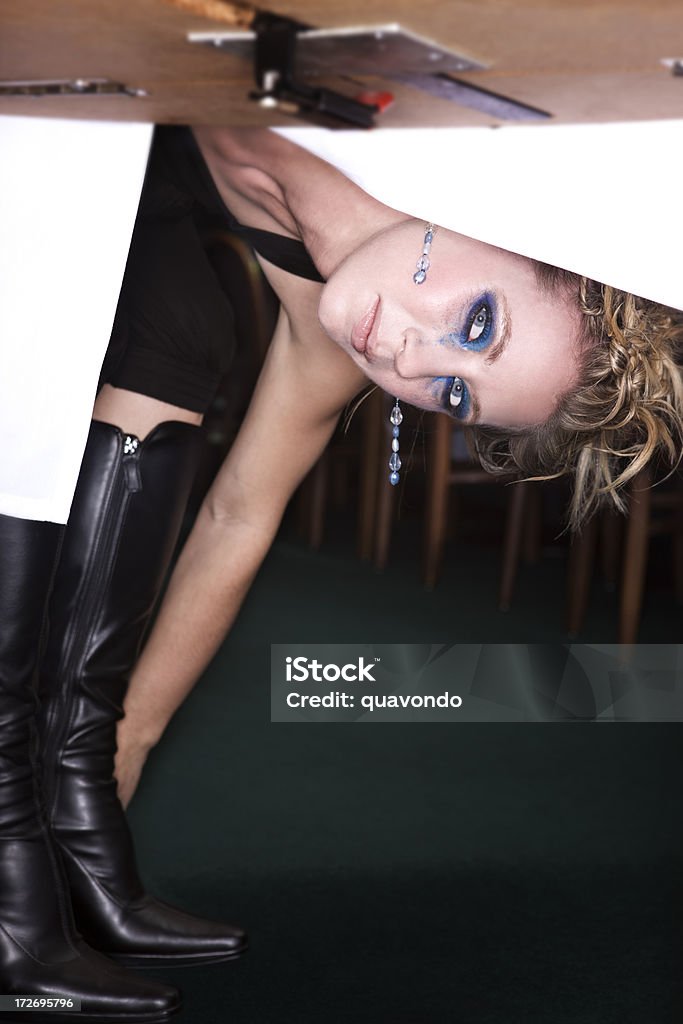 Bela loira jovem mulher moda modelo espiando de mesa, Copyspace - Foto de stock de Abaixo royalty-free