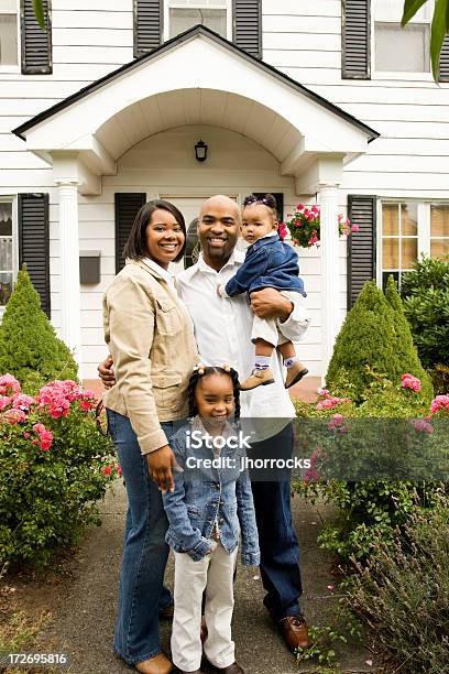 Felice Giovane Famiglia A Casa - Fotografie stock e altre immagini di Afro-americano - Afro-americano, Popolo di discendenza africana, Colore nero
