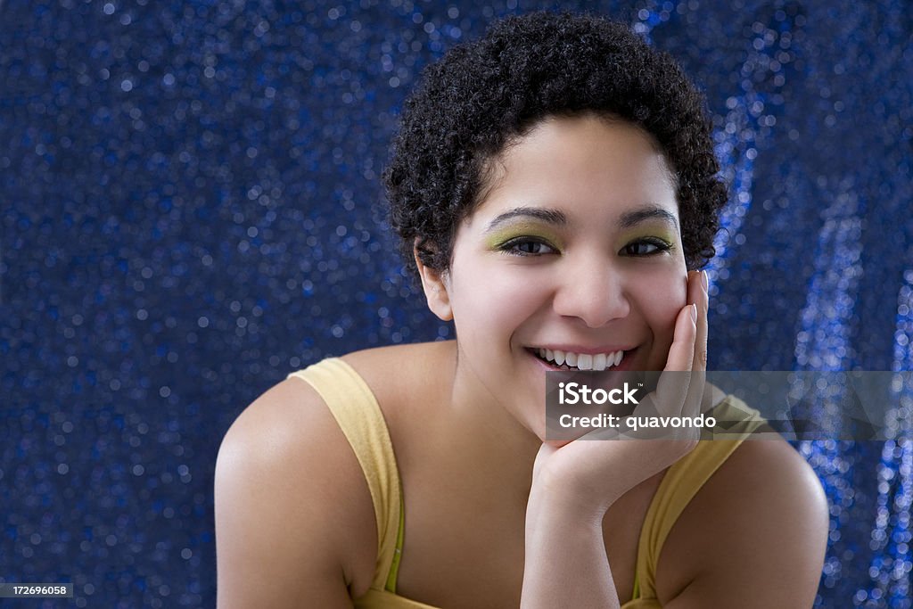 African American mista bella giovane donna ritratto, spazio di copia - Foto stock royalty-free di 16-17 anni
