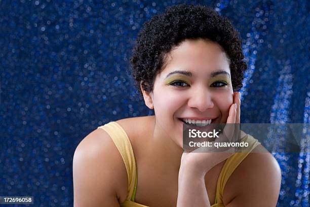 Foto de Afroamericana Mista Bela Jovem Retrato Espaço Para Texto e mais fotos de stock de 16-17 Anos