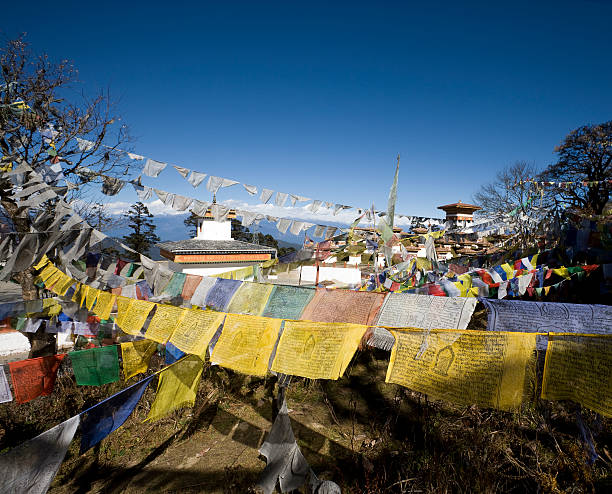 na modlitwą flags - bhutan flag tibetan buddhism dochula pass zdjęcia i obrazy z banku zdjęć