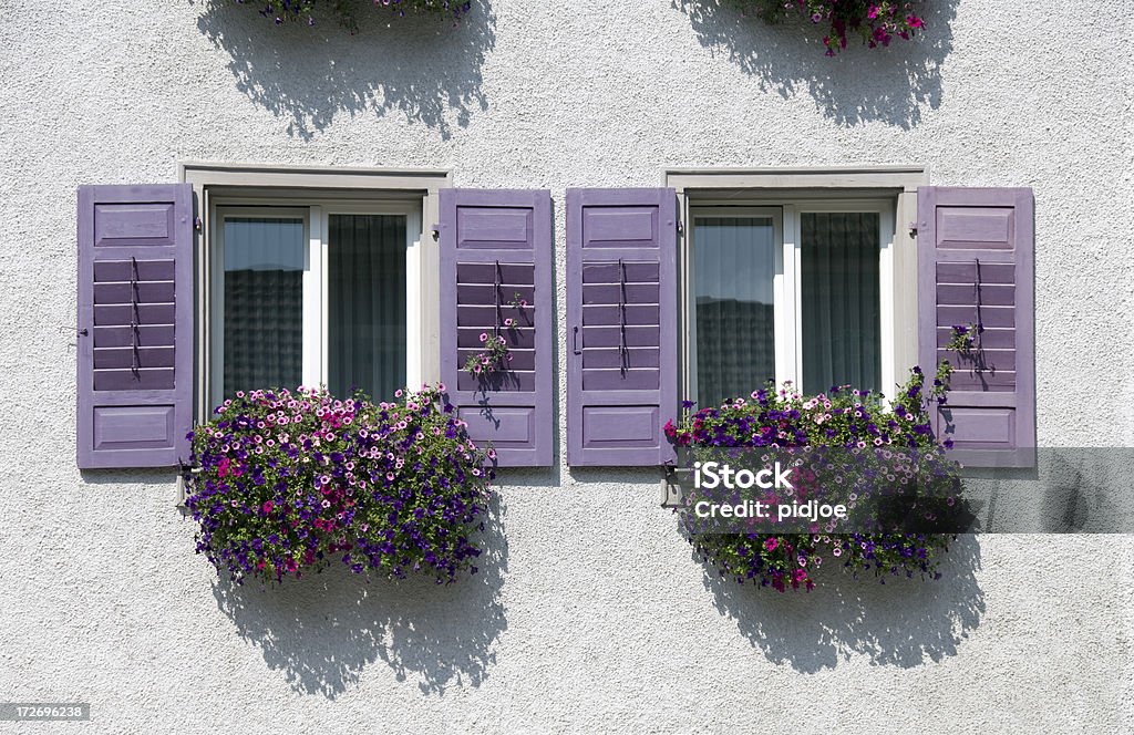 Bavarese con gerani windows - Foto stock royalty-free di Ambientazione esterna