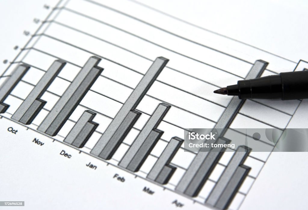 Penna e grafico a barre che mostra ogni anno cifre di vendita - Foto stock royalty-free di Rapporto finanziario