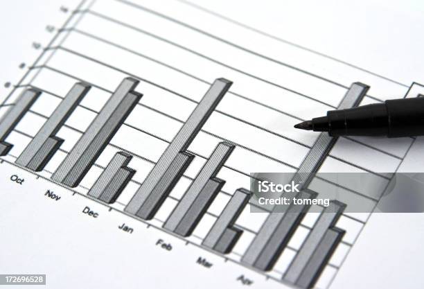 Penna E Grafico A Barre Che Mostra Ogni Anno Cifre Di Vendita - Fotografie stock e altre immagini di Rapporto finanziario