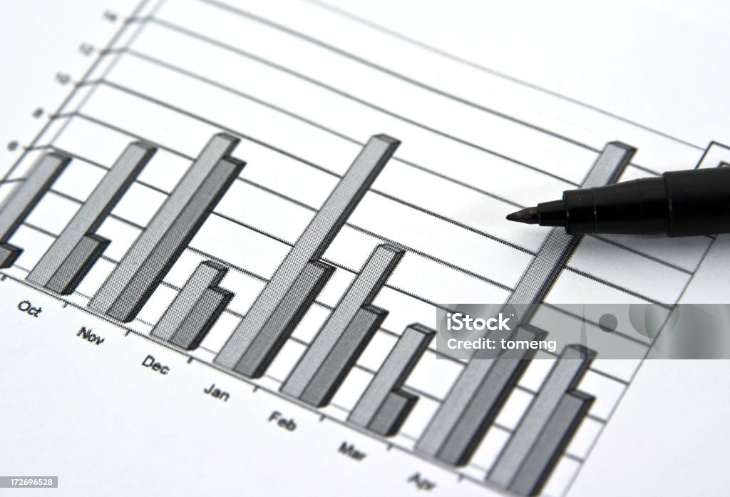 펜 및 막대 그래프 표시 연간 매출액 - 로열티 프리 재정 보고서 스톡 사진