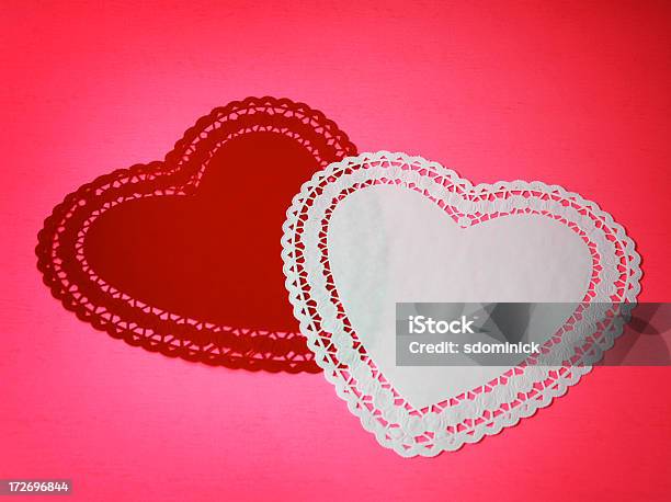 Forma De Coração Doilies - Fotografias de stock e mais imagens de Amor - Amor, Arte e Artesanato - Arte visual, Cor de rosa