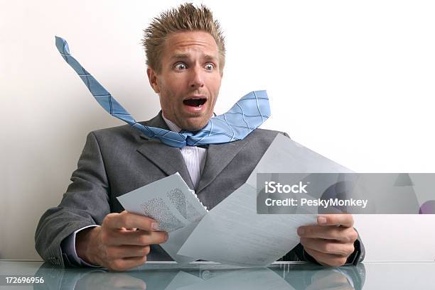 Foto de Empresário Estressado Trabalhador De Escritório Abertura Envelope Na Mesa e mais fotos de stock de Abrindo