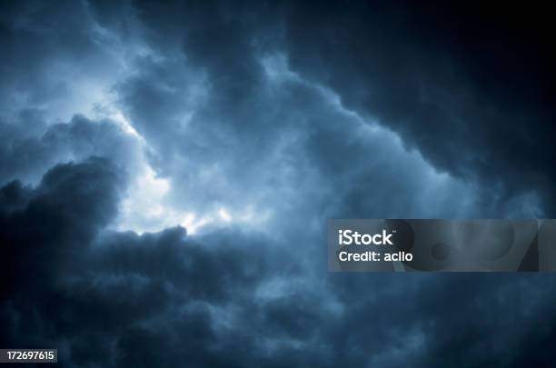 Wolken Stockfoto und mehr Bilder von Schwarz - Farbe - Schwarz - Farbe, Sturmbewölkung, Bewegungsunschärfe