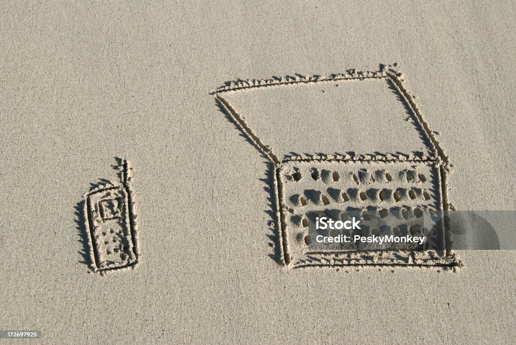 携帯電話とノートパソコンの砂の描出 - 浜辺の��ロイヤリティフリーストックフォト
